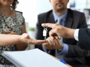 Credor fiduciário não é parte obrigatória no polo passivo de ação para rescindir compra de imóvel