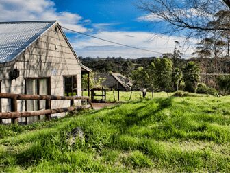 Para evitar penhora, cabe ao executado comprovar que a pequena propriedade rural é explorada pela família
