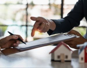 Advogado especializado em Direito Imobiliário orientando cliente durante processo de compra e venda de imóvel.