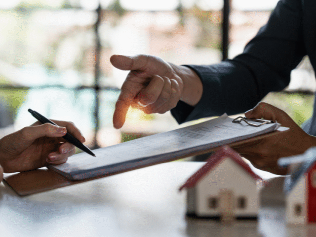 Advogado especializado em Direito Imobiliário orientando cliente durante processo de compra e venda de imóvel.