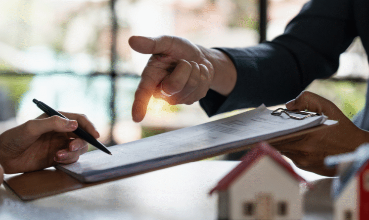 Advogado especializado em Direito Imobiliário orientando cliente durante processo de compra e venda de imóvel.