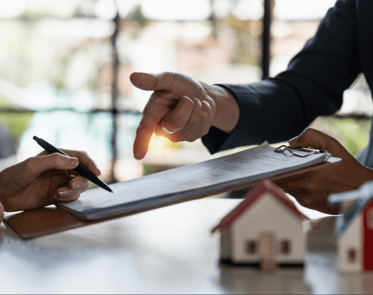 Advogado especializado em Direito Imobiliário orientando cliente durante processo de compra e venda de imóvel.